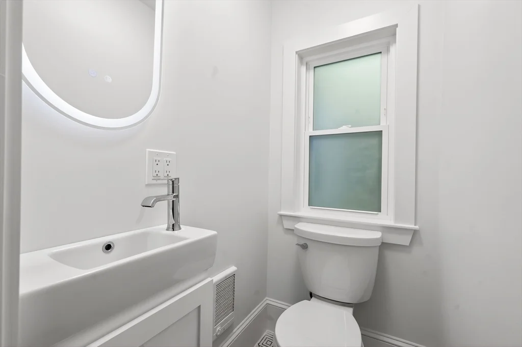 3 bed, 1 bath apartment for rent at 112 Woodstock Unit 2, Teele Square — photo 4 of 13