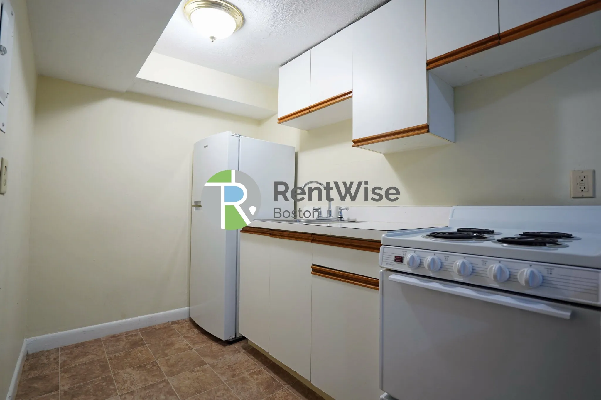 Studio bed, 1 bath apartment for rent at 1120 Commonwealth Ave Unit A, Allston — photo 3 of 5