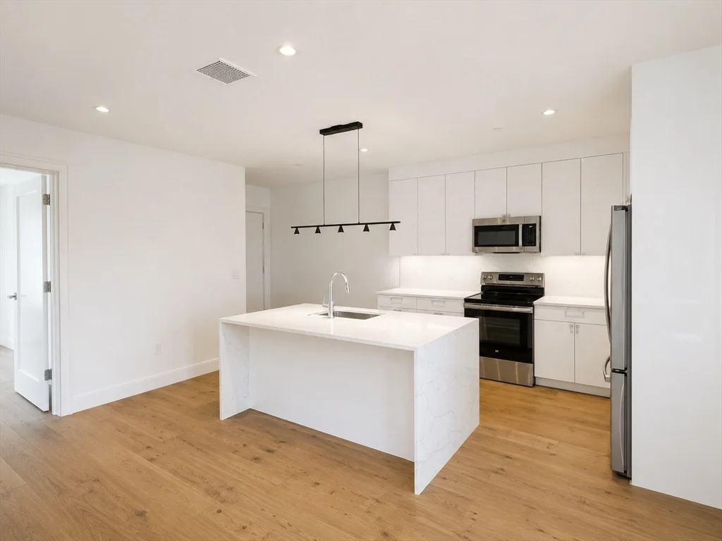 3 bed, 2 bath apartment for rent at 1121 Dorchester Ave Unit 406, Dorchester — photo 2 of 9