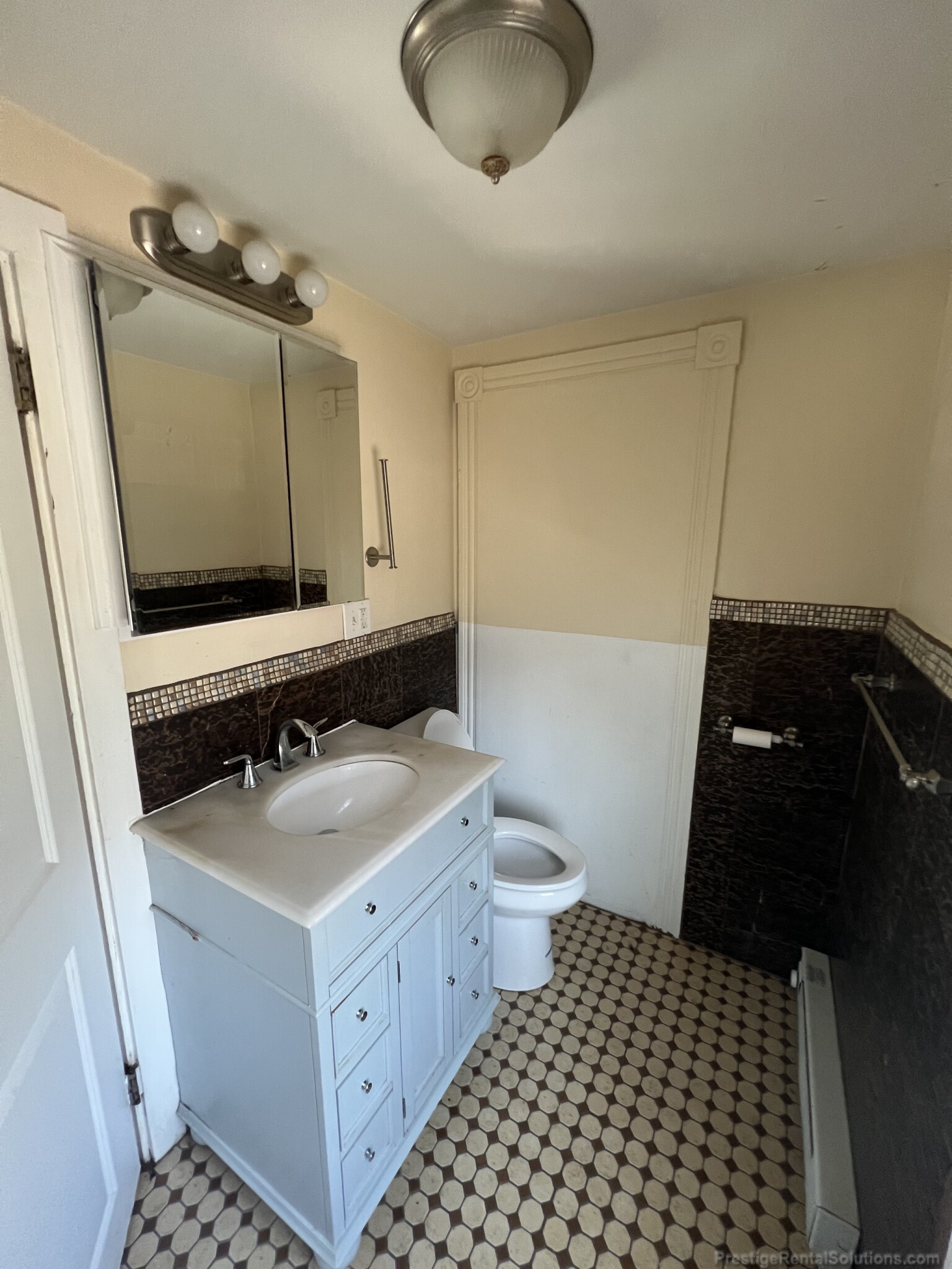 4.5 bed, 2 bath apartment for rent at 1122 River St Unit 1, Hyde Park — photo 14 of 15