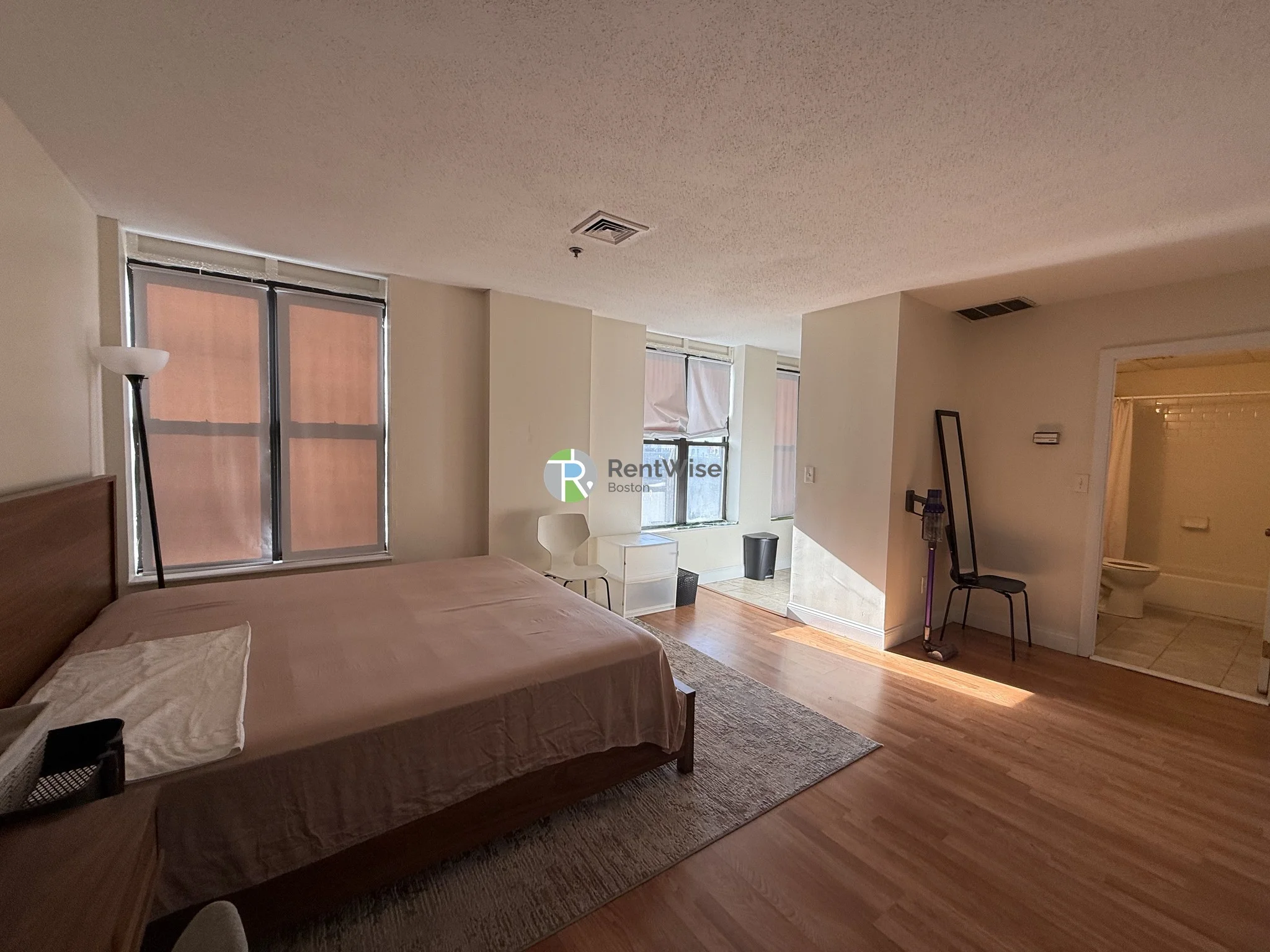 Studio bed, 1 bath apartment for rent at 1126 Boylston St Unit 405, Fenway — photo 3 of 9