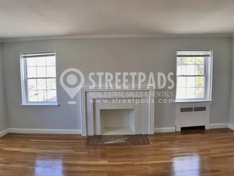3 bed, 2 bath apartment for rent at 1129 Beacon St Unit 6, Longwood — photo 5 of 37