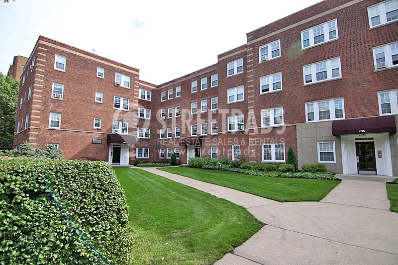 3 bed, 2 bath apartment for rent at 1129 Beacon St Unit 6, Longwood — photo 35 of 37