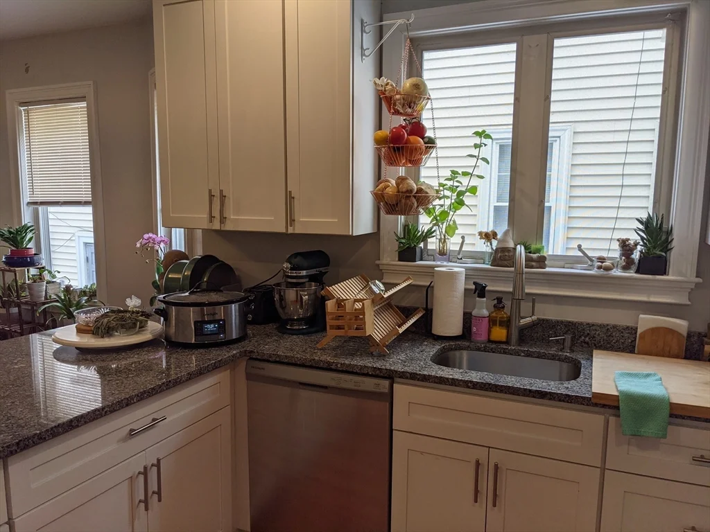 3 bed, 1 bath apartment for rent at 113 3rd St Unit 1, Medford — photo 3 of 14