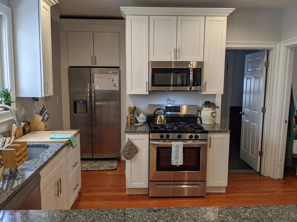 3 bed, 1 bath apartment for rent at 113 3rd St Unit 1, Medford — photo 2 of 14