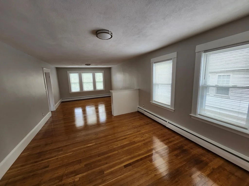 3 bed, 1 bath apartment for rent at 113 Clarence St Unit 3, Everett — photo 1 of 9