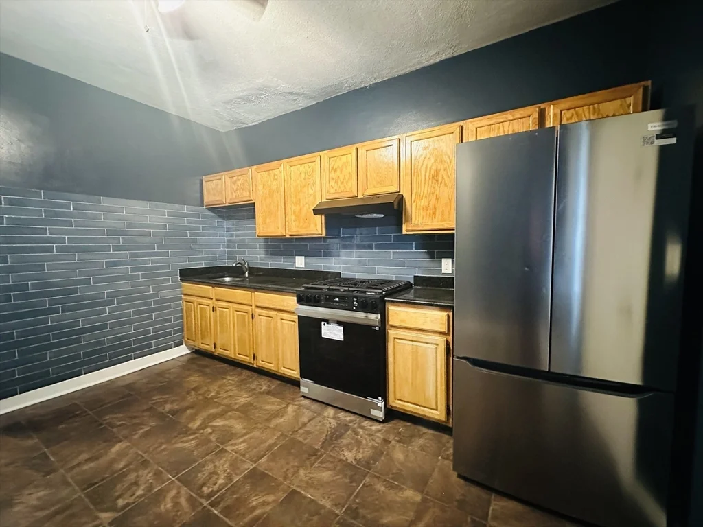 4 bed, 2 bath apartment for rent at 113 Dale St Unit 2, Roxbury — photo 4 of 12