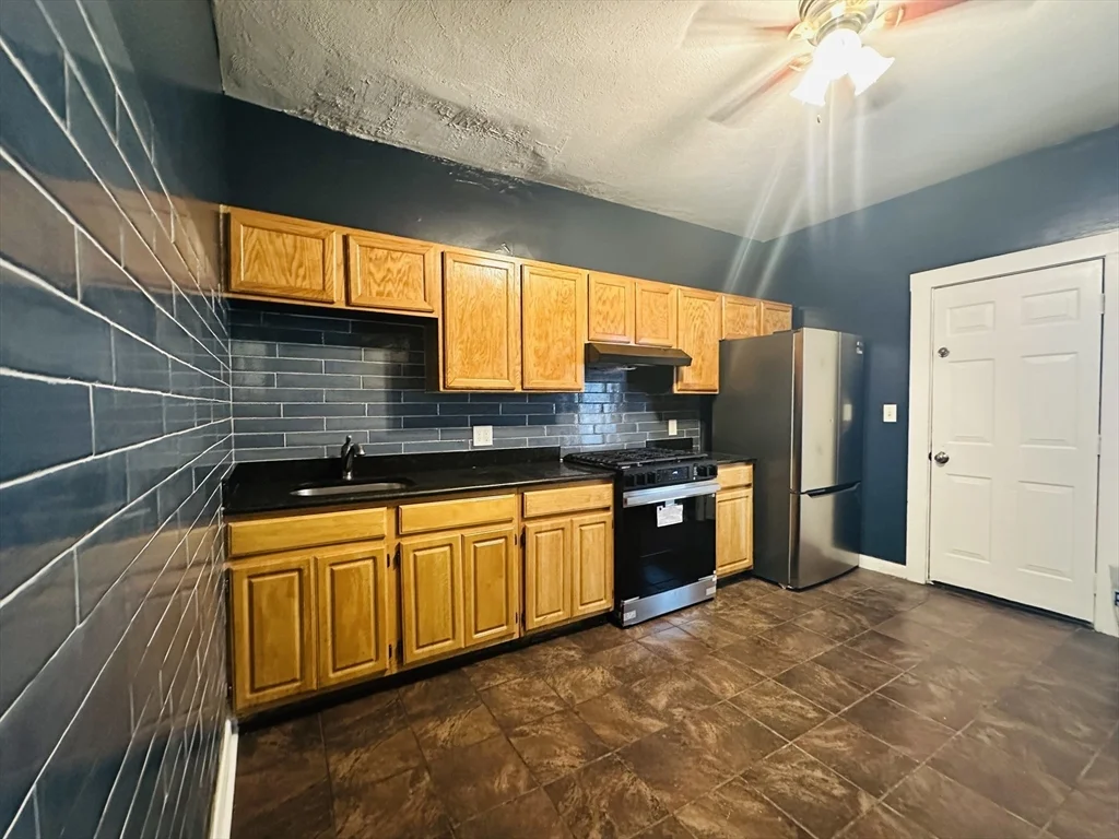 4 bed, 2 bath apartment for rent at 113 Dale St Unit 2, Roxbury — photo 3 of 12