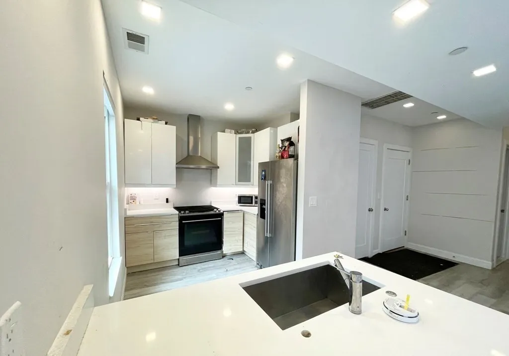 5 bed, 3 bath apartment for rent at 113 Hillside St Unit 3, Mission Hill — photo 2 of 6
