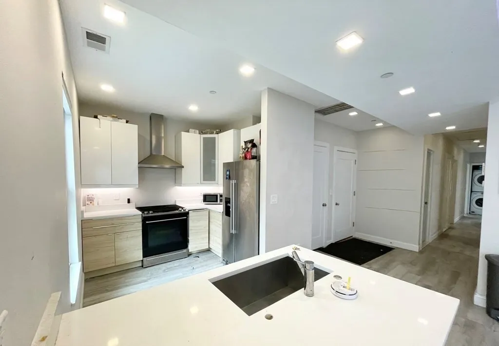 5 bed, 3 bath apartment for rent at 113 Hillside St Unit 3, Mission Hill — photo 1 of 6