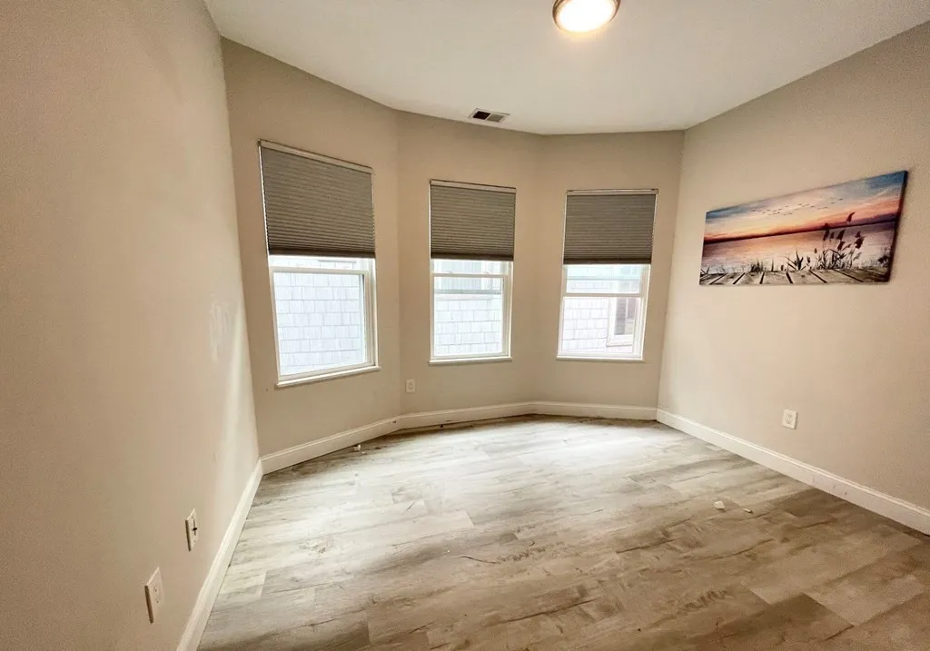 5 bed, 3 bath apartment for rent at 113 Hillside St Unit 3, Mission Hill — photo 4 of 6