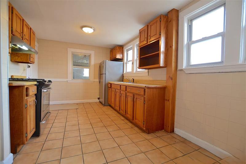 4 bed, 1 bath apartment for rent at 113 Lanark Rd Unit 1, Brighton — photo 2 of 10