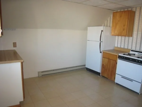 1 bed, 1 bath apartment for rent at 113 Pleasant St Unit 3, Gloucester — photo 3 of 8