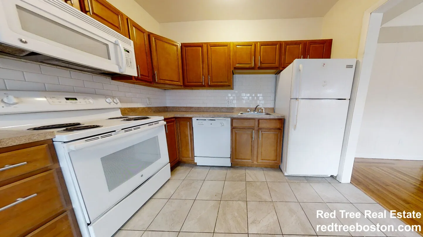 2 bed, 1 bath apartment for rent at 1131 Commonwealth Ave Unit 1, Allston — photo 3 of 10