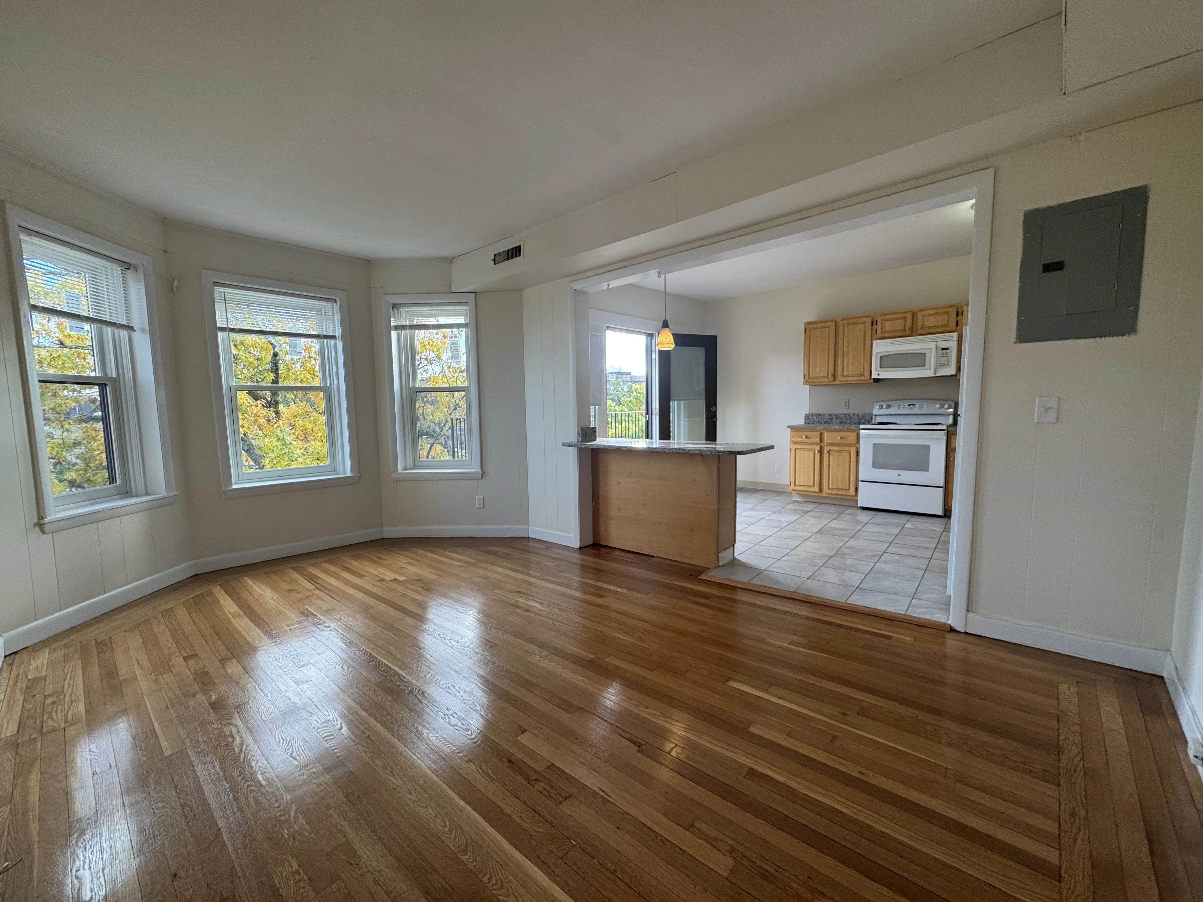 3 bed, 1.5 bath apartment for rent at 1131 Commonwealth Ave Unit 1131-3, Allston — photo 6 of 17