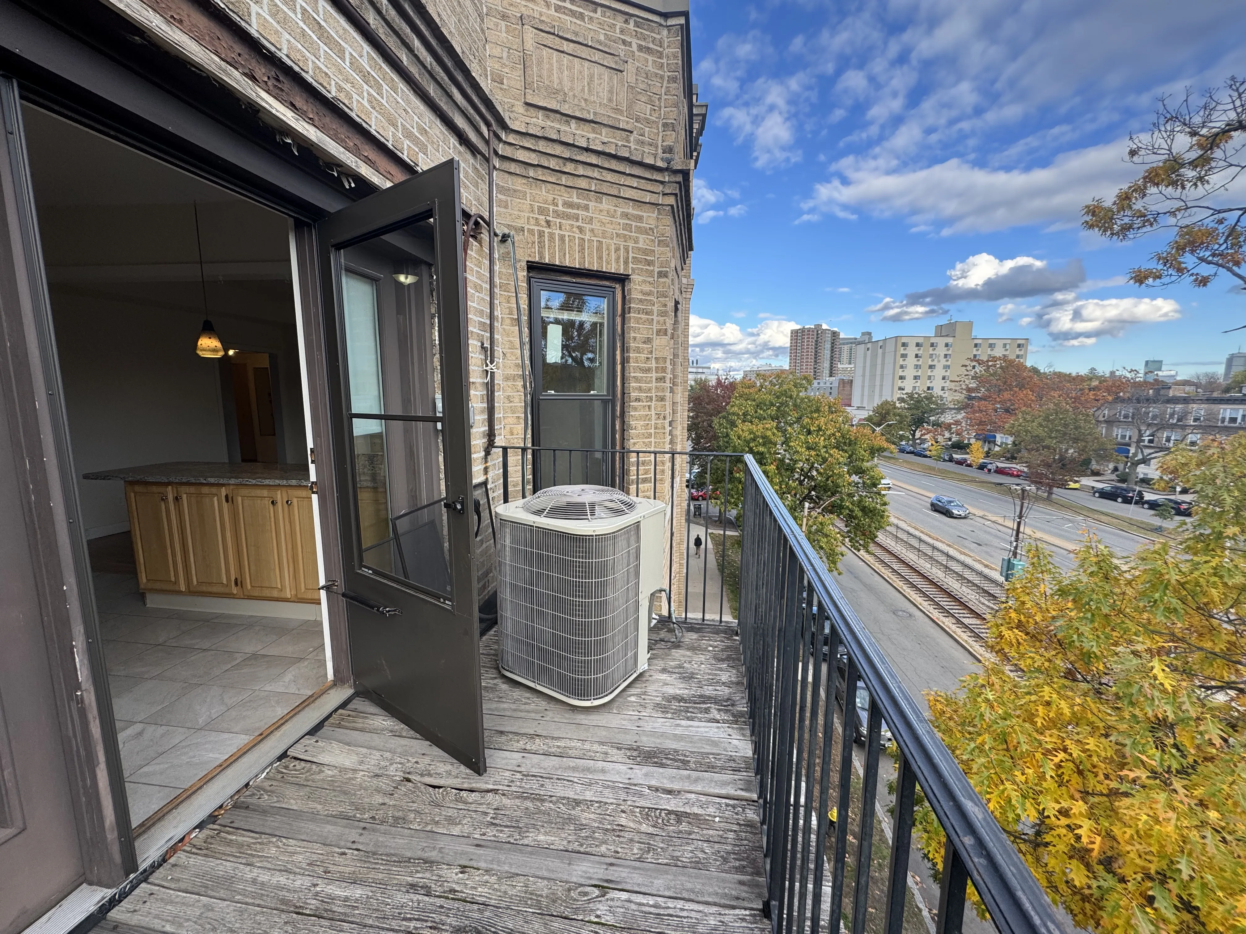 3 bed, 1.5 bath apartment for rent at 1131 Commonwealth Ave Unit 1131-3, Allston — photo 4 of 17