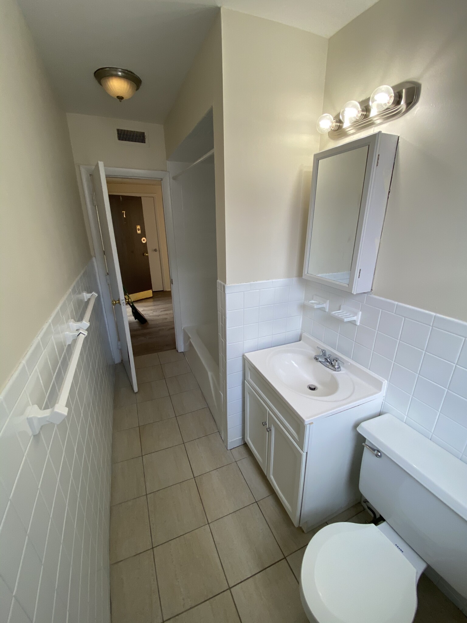 3 bed, 1.5 bath apartment for rent at 1133 Commonwealth Ave Unit 4, Allston — photo 9 of 33
