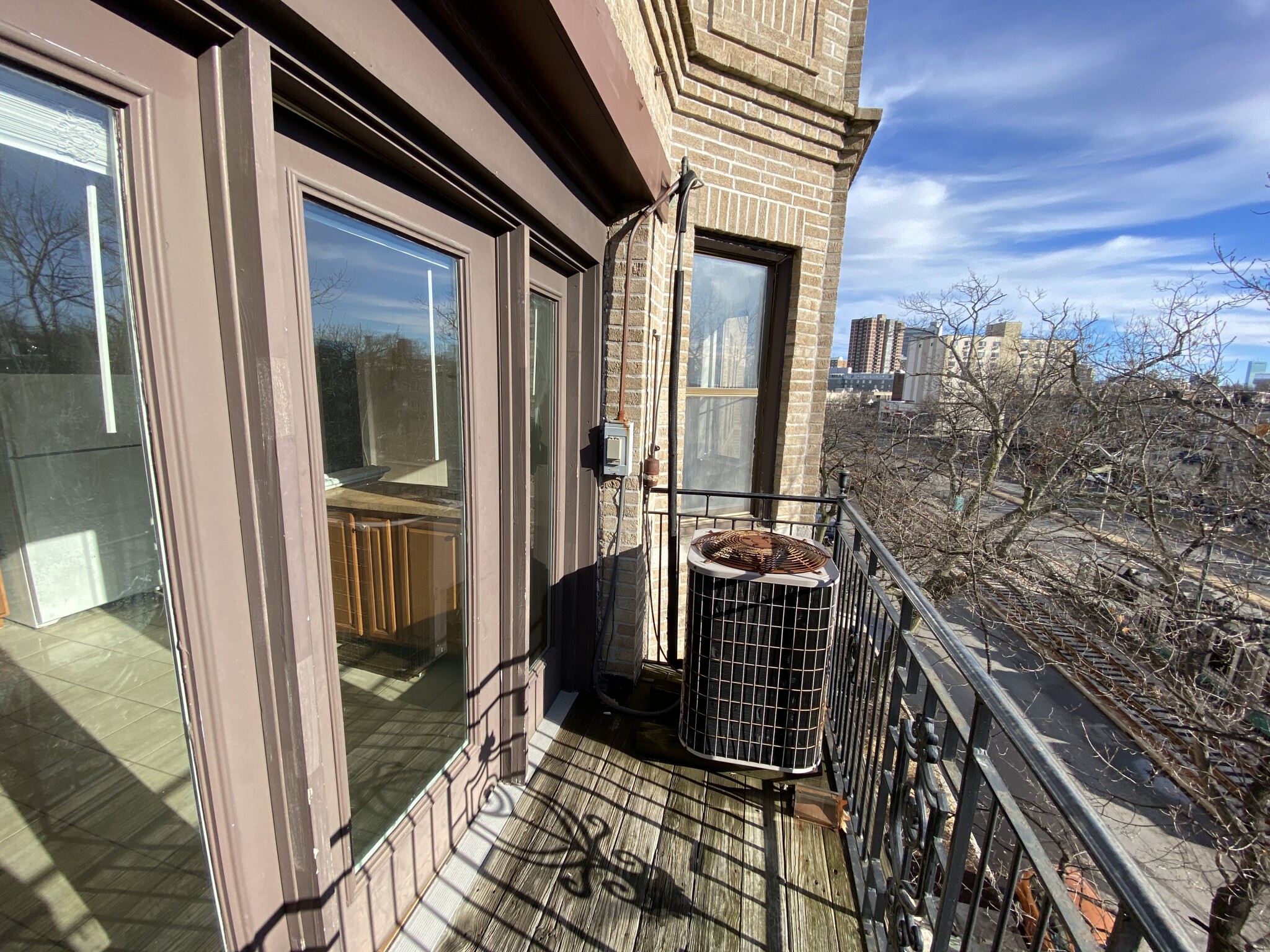 3 bed, 1.5 bath apartment for rent at 1135 Commonwealth Ave Unit 5, Allston — photo 4 of 17