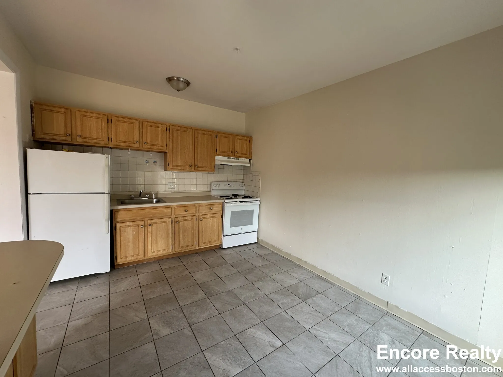 3 bed, 1.5 bath apartment for rent at 1137 Commonwealth Ave Unit 7, Brighton — photo 4 of 13