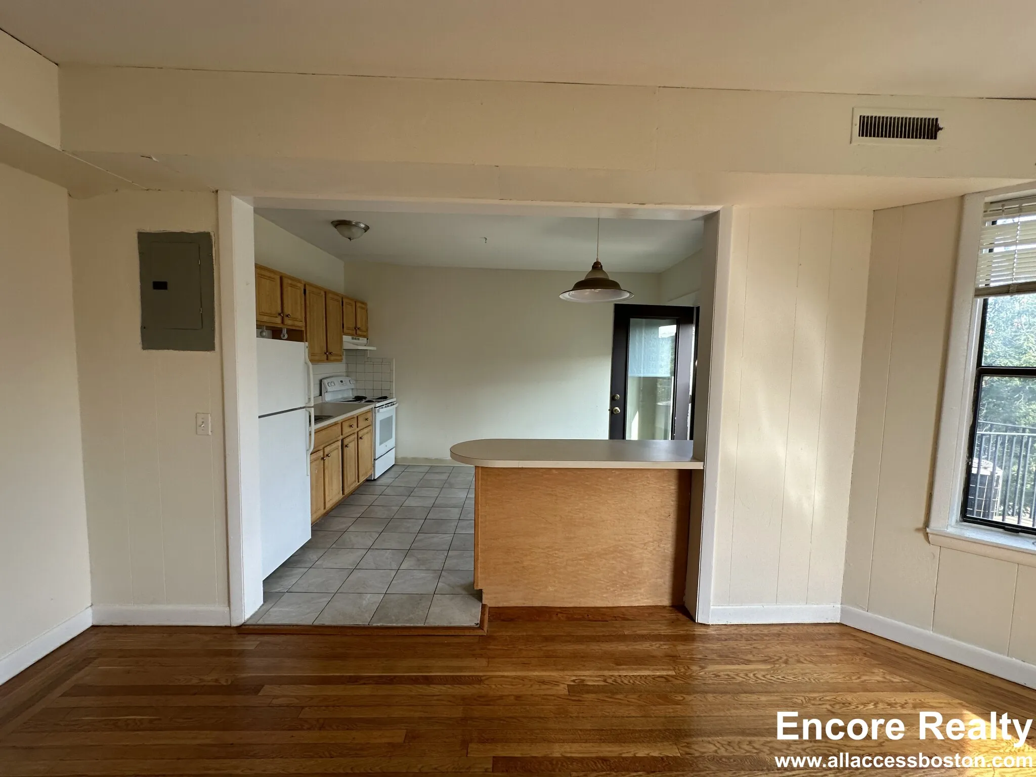 3 bed, 1.5 bath apartment for rent at 1137 Commonwealth Ave Unit 7, Brighton — photo 2 of 13