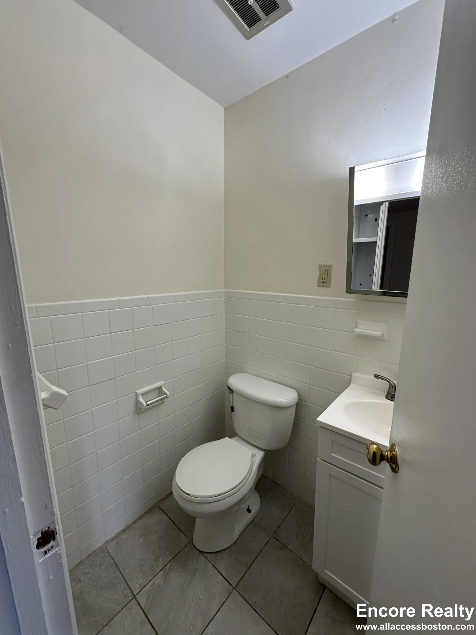 3 bed, 1.5 bath apartment for rent at 1137 Commonwealth Ave Unit 7, Brighton — photo 9 of 13