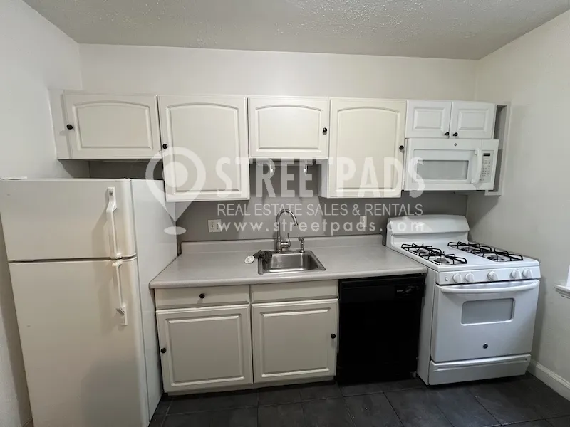 1 bed, 1 bath apartment for rent at 1139 Beacon St Unit 3, Longwood — photo 3 of 27