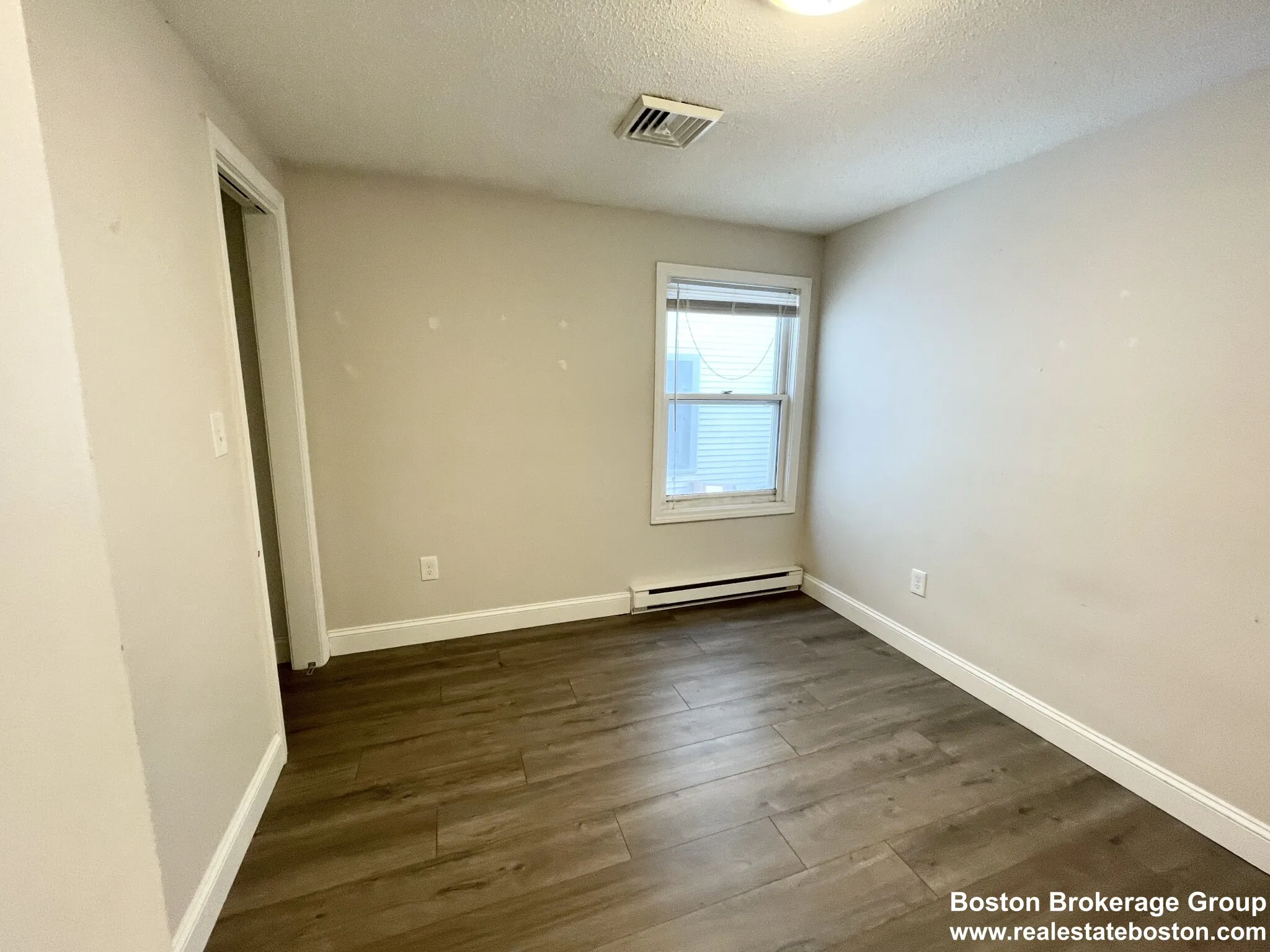 7 bed, 2 bath apartment for rent at 114 Buttonwood St Unit Room3, Dorchester — photo 7 of 11
