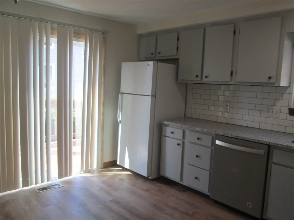 2 bed, 1 bath apartment for rent at 114 Clark St Unit 114, Belmont — photo 3 of 9