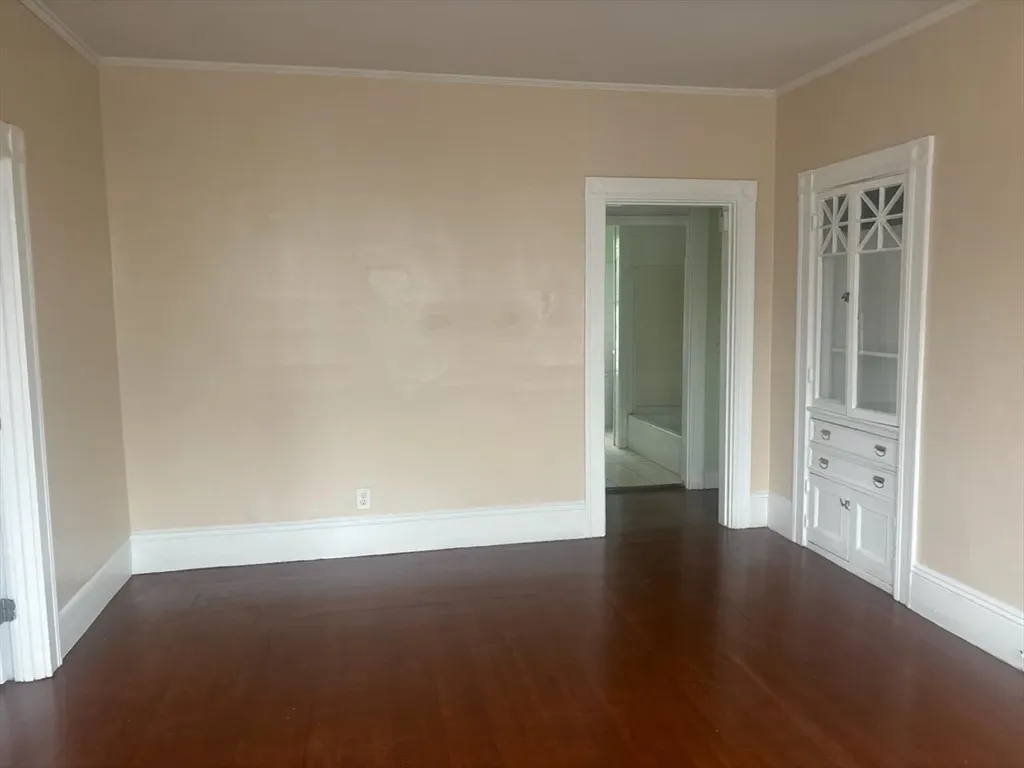 3 bed, 1 bath apartment for rent at 114 Essex St Unit 1, Lynn — photo 3 of 10