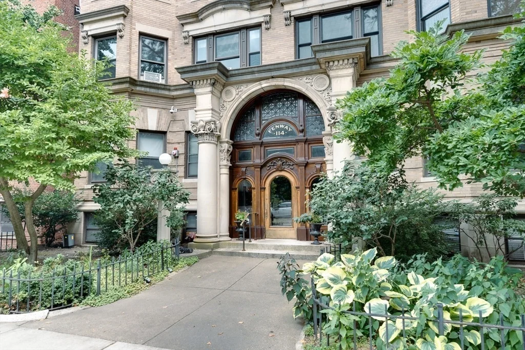 3 bed, 2 bath apartment for rent at 114 Fenway Unit 6, Fenway — photo 33 of 41