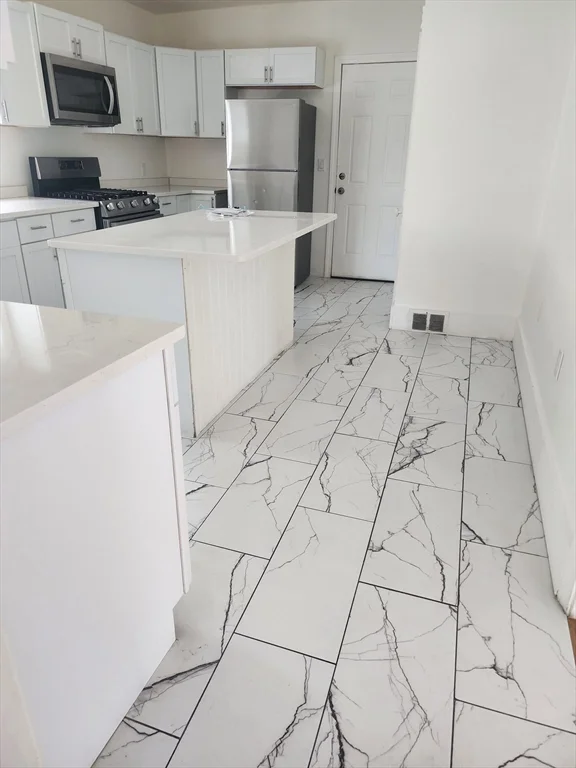 4 bed, 1 bath apartment for rent at 114 Hancock Unit 2, Everett — photo 8 of 10
