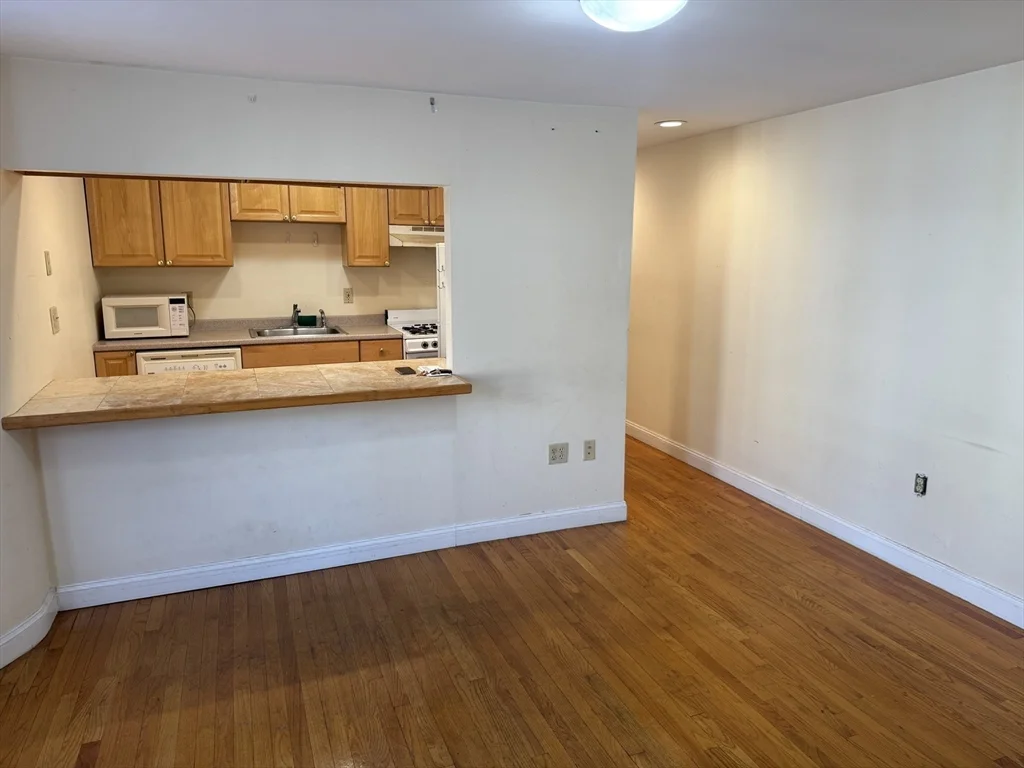 2 bed, 1 bath apartment for rent at 114 Magazine St Unit 2, Cambridgeport — photo 3 of 10