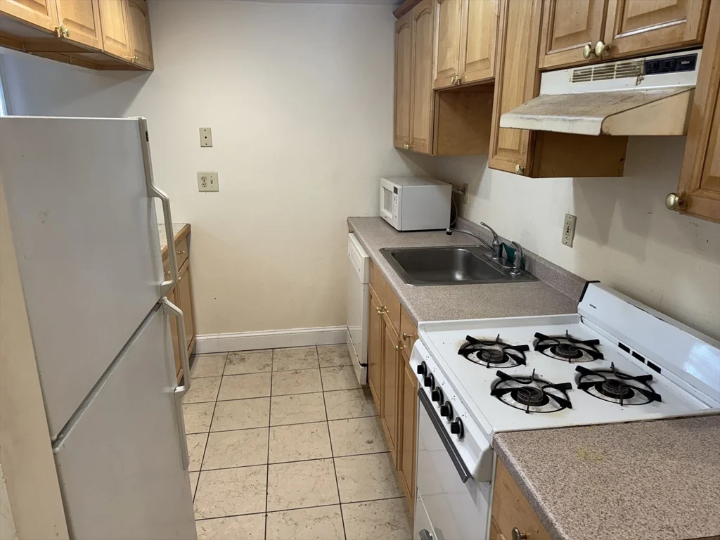 2 bed, 1 bath apartment for rent at 114 Magazine St Unit 2, Cambridgeport — photo 4 of 10