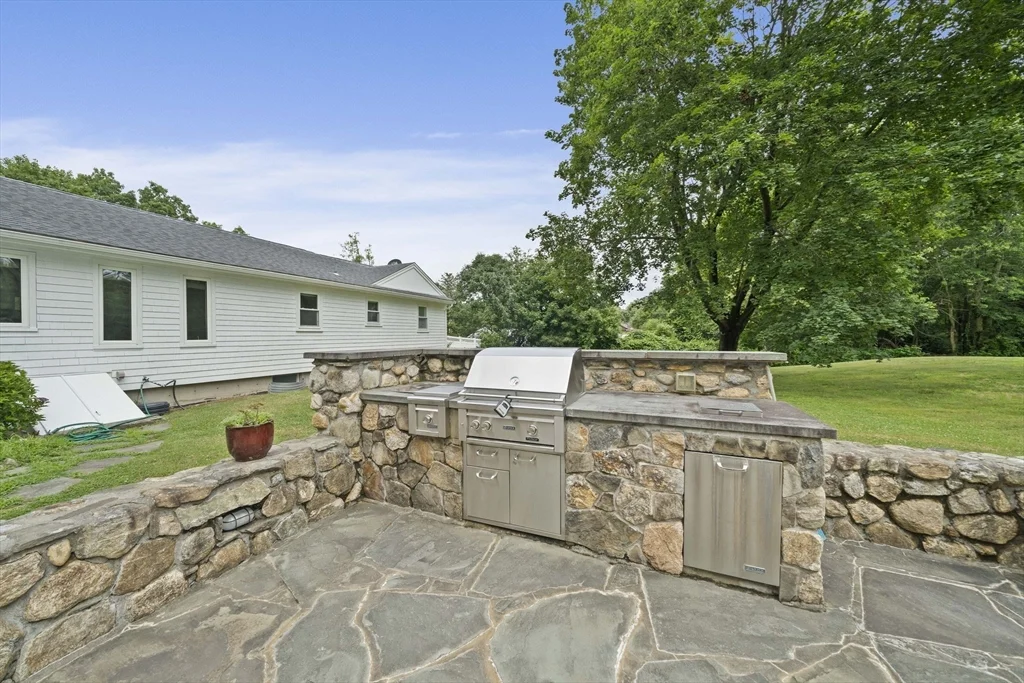 4 bed, 2 bath apartment for rent at 114 Main St Unit 114, Norwell — photo 31 of 41
