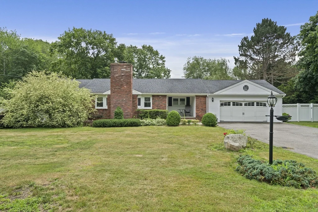 4 bed, 2 bath apartment for rent at 114 Main St Unit 114, Norwell — photo 1 of 41