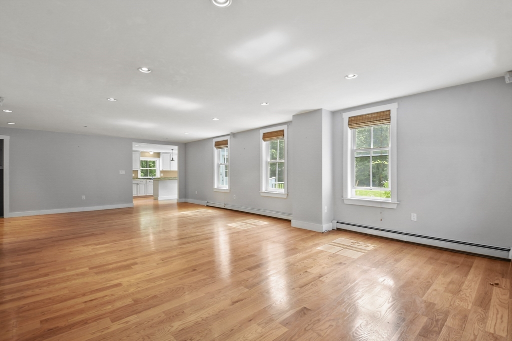 3 bed, 2 bath apartment for rent at 114 Old Oaken Bucket Rd, Norwell — photo 2 of 28