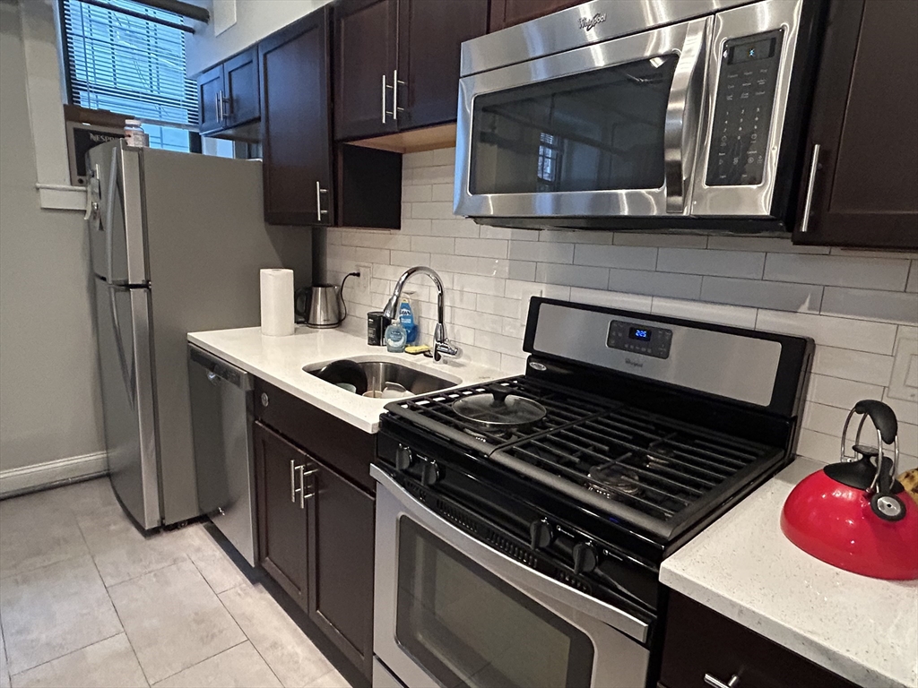 1 bed, 1 bath apartment for rent at 114 Riverway Unit 99, Longwood — photo 2 of 7