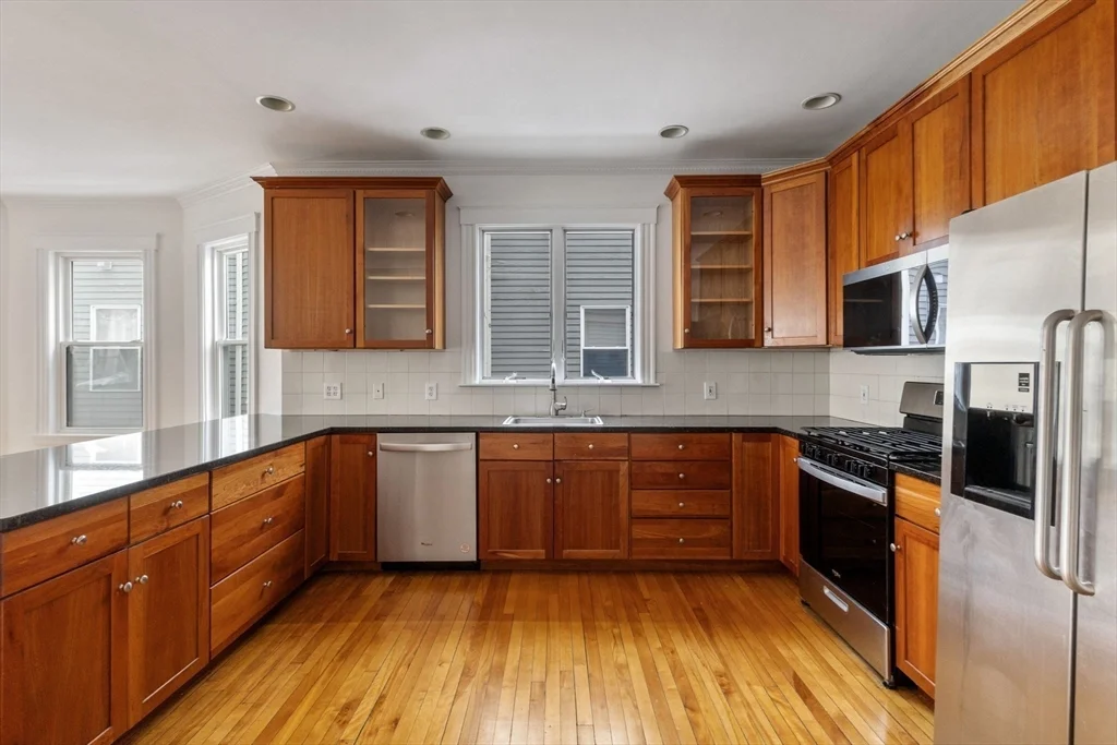 3 bed, 2 bath apartment for rent at 114 Trowbridge Unit 1, Mid Cambridge — photo 3 of 25