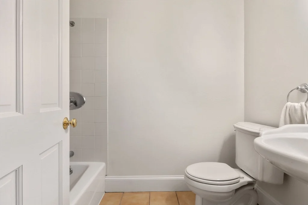 3 bed, 2 bath apartment for rent at 114 Trowbridge Unit 1, Mid Cambridge — photo 11 of 25