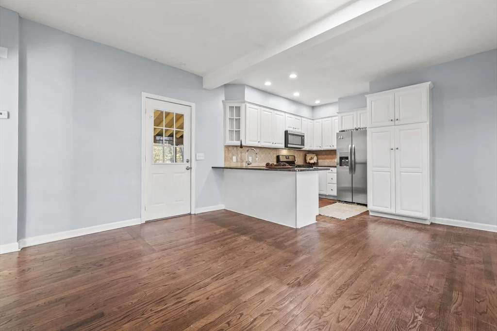 3 bed, 1 bath apartment for rent at 1142 Washington St Unit 1, Whitman — photo 2 of 16