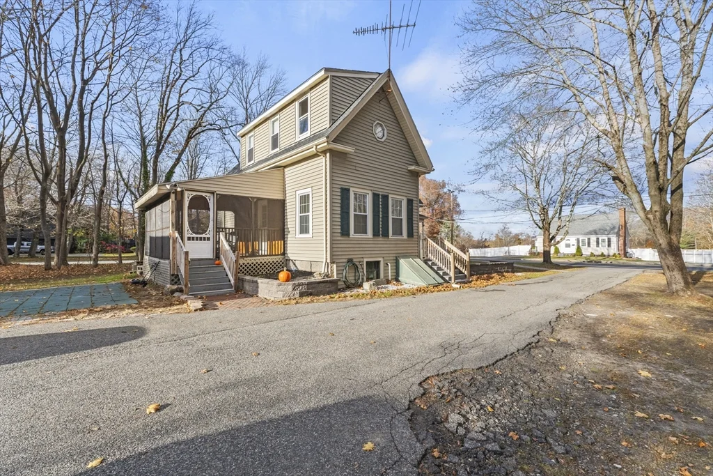 3 bed, 1 bath apartment for rent at 1142 Washington St Unit 1, Whitman