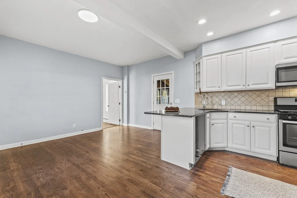 3 bed, 1 bath apartment for rent at 1142 Washington St Unit 1, Whitman — photo 4 of 16