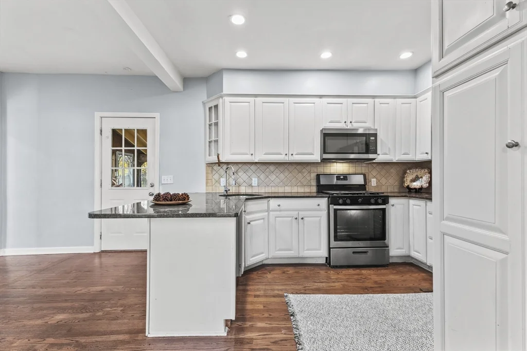 3 bed, 1 bath apartment for rent at 1142 Washington St Unit 1, Whitman — photo 3 of 16