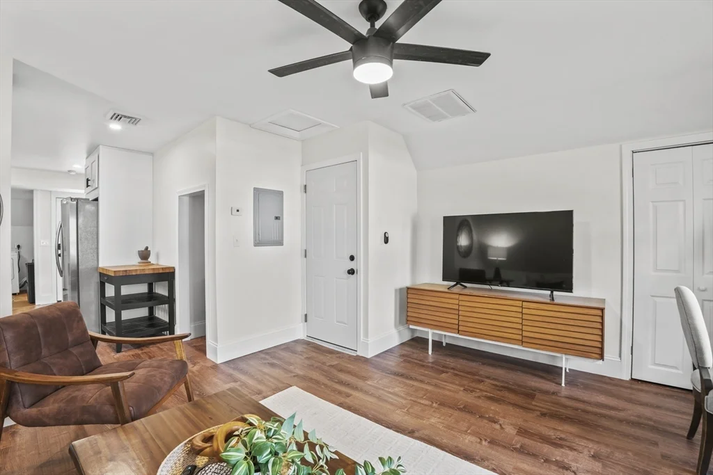 2 bed, 1 bath apartment for rent at 1142 Washington St Unit 2, Whitman — photo 6 of 10