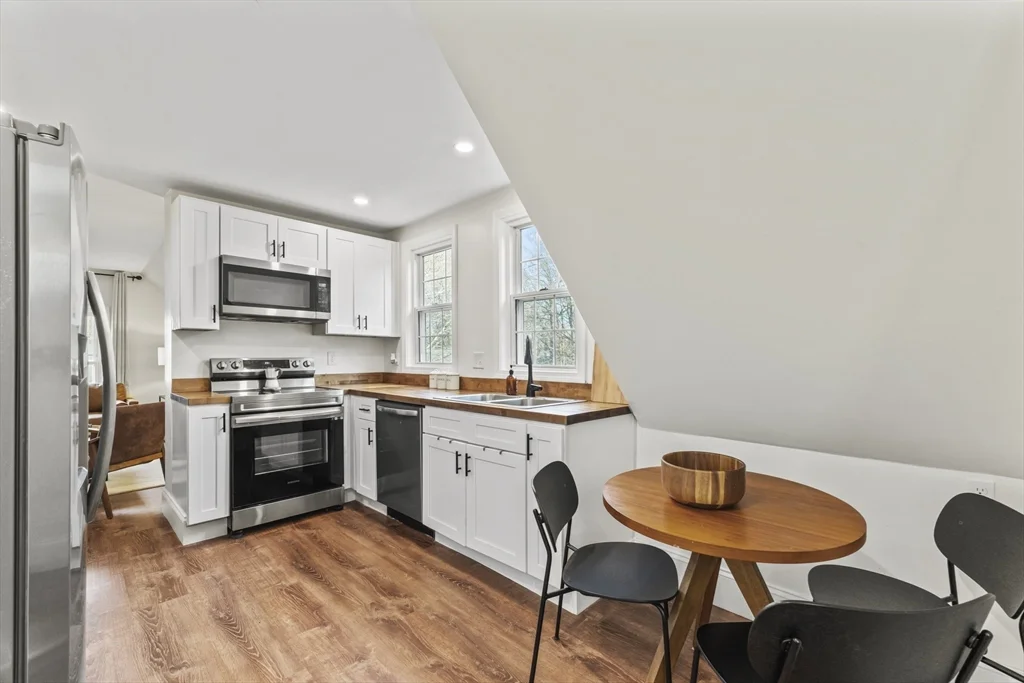 2 bed, 1 bath apartment for rent at 1142 Washington St Unit 2, Whitman