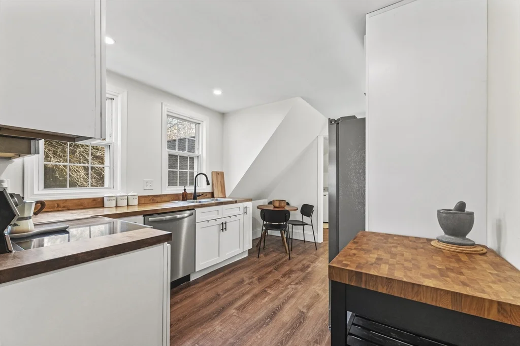 2 bed, 1 bath apartment for rent at 1142 Washington St Unit 2, Whitman — photo 2 of 10
