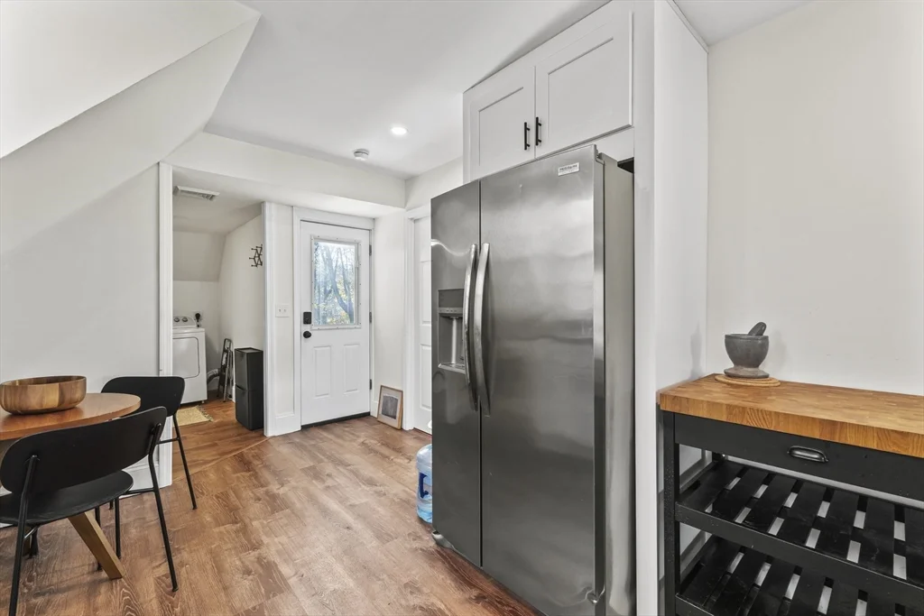 2 bed, 1 bath apartment for rent at 1142 Washington St Unit 2, Whitman — photo 3 of 10