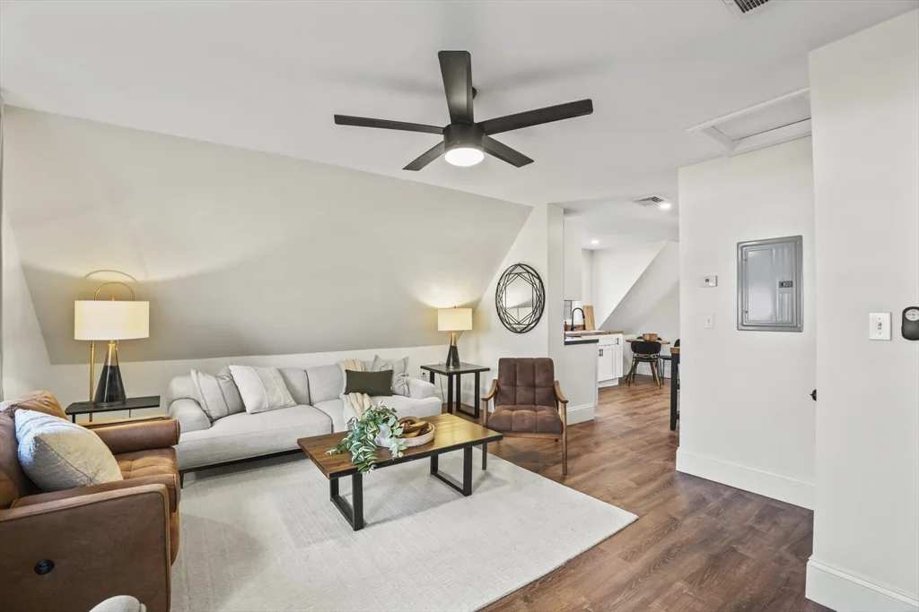 2 bed, 1 bath apartment for rent at 1142 Washington St Unit 2, Whitman — photo 4 of 10