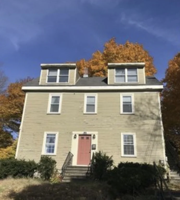 1 bed, 1 bath apartment for rent at 1143 Beacon St Unit 1, Newton Center — photo 1 of 3