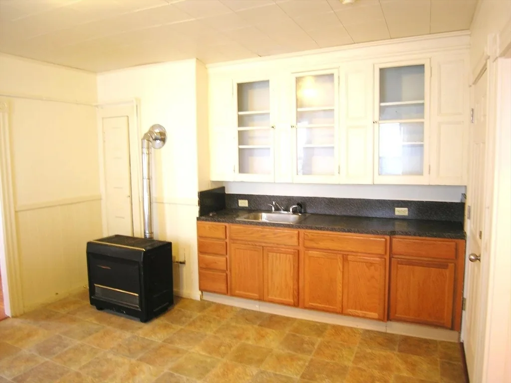 2 bed, 1 bath apartment for rent at 115.5 Bullard St Unit 2W, New Bedford — photo 3 of 4